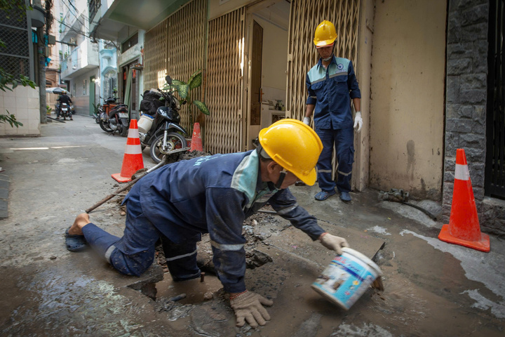 Trên địa bàn TP.HCM chỉ có duy nhất dân viên SAWACO làm dịch vụ cấp nước cho người dân.