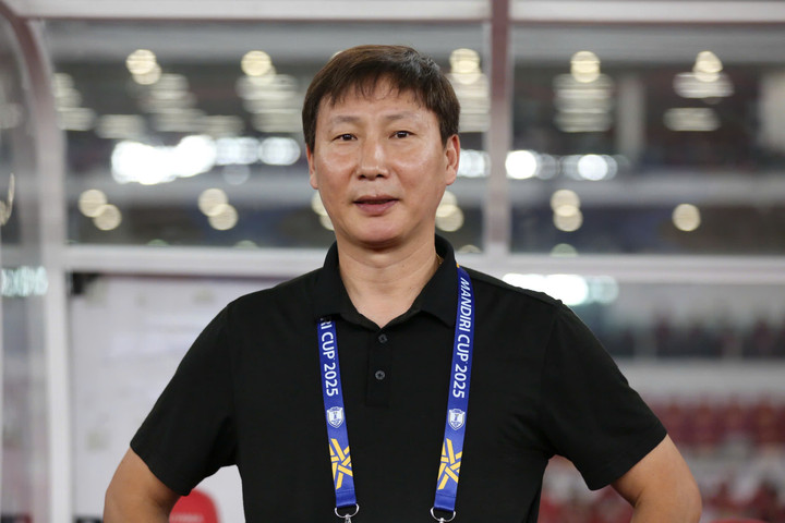 HLV Kim Sang-sik tức giận.
