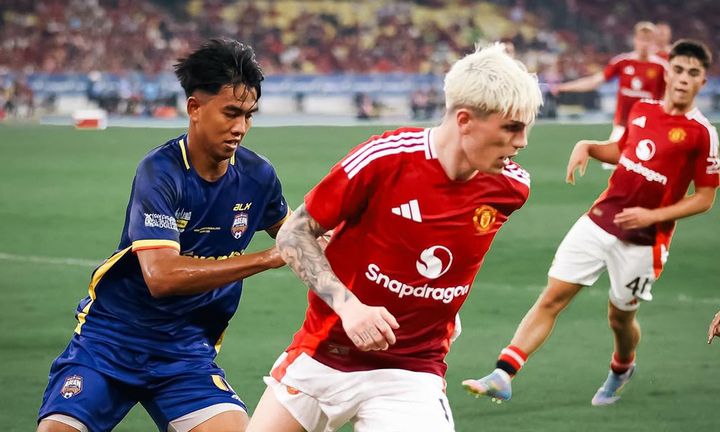 Kakang Rudianto (bên trái) kèm Garnacho trong trận đấu với Man Utd.