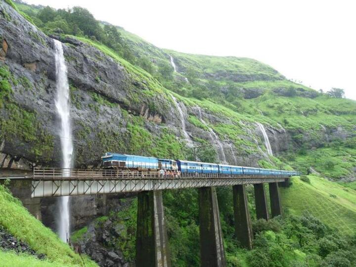 Chuyến tàu Mandovi Express, Ấn Độ đi qua nhiều cảnh sắc thiên nhiên hùng vĩ.