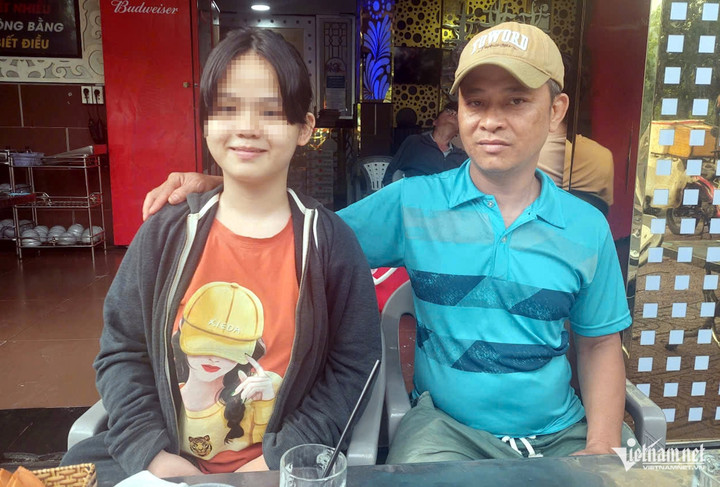 Bé T. trong vòng tay của người bố