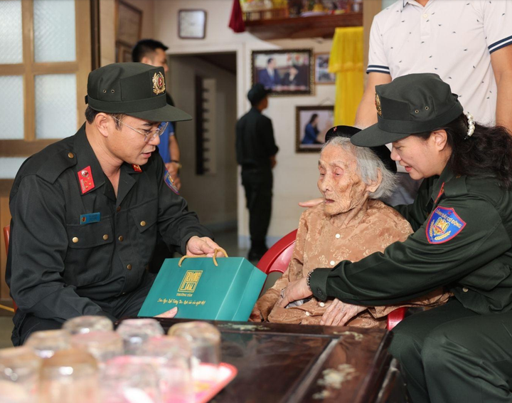 Món quà từ Sâm Ngọc Linh Trường Nhân gửi tặng Mẹ Việt Nam Anh hùng Lê Thị Sáu tại tỉnh Nghệ An.