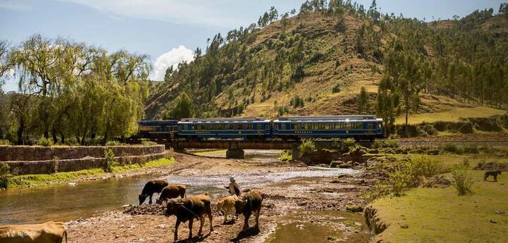 Một trong những khung cảnh dọc đường đi của chuyến tàu từ Cusco đến Machu Picchu, Peru.