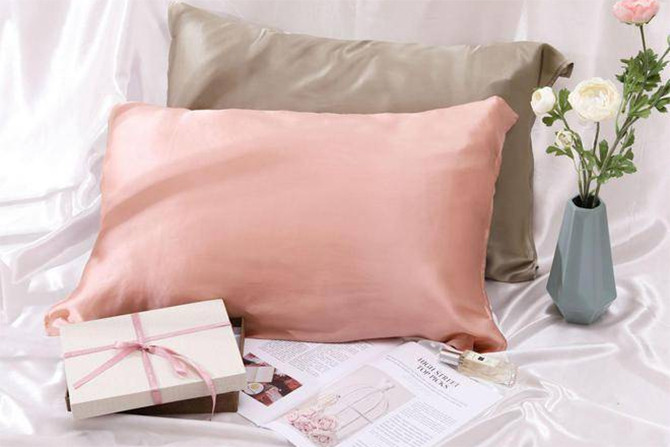 Vỏ gối rất dễ dính mồ hôi và ngả màu sau quá trình sử dụng. (Ảnh: Sohu)