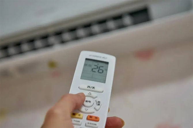 Thay vì ở trong phòng điều hòa 24/24, bạn nên ra ngoài để hít không khí. (Ảnh: Sohu)