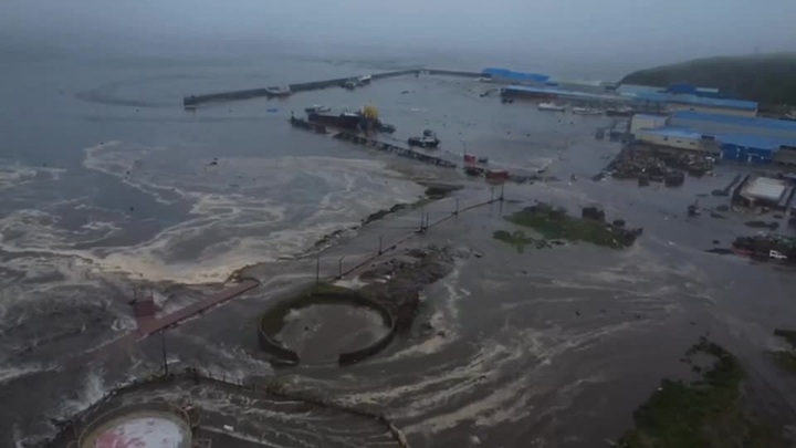 Sóng thần gây ngập lụt thị trấn ven biển Nga. (Ảnh: Reuters)