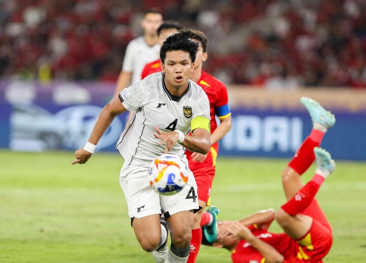 Kadek Arel bị CĐV Indonesia la ó ở cuối trận