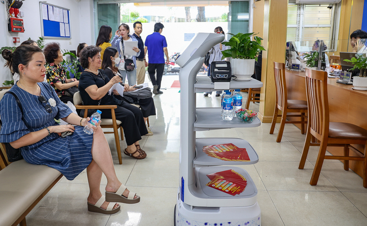 Phường Cửa Nam (Hà Nội) chính thức vận hành robot AI thông minh tại Trung tâm Hành chính công, nhằm đổi mới, sáng tạo trong phục vụ người dân, doanh nghiệp.