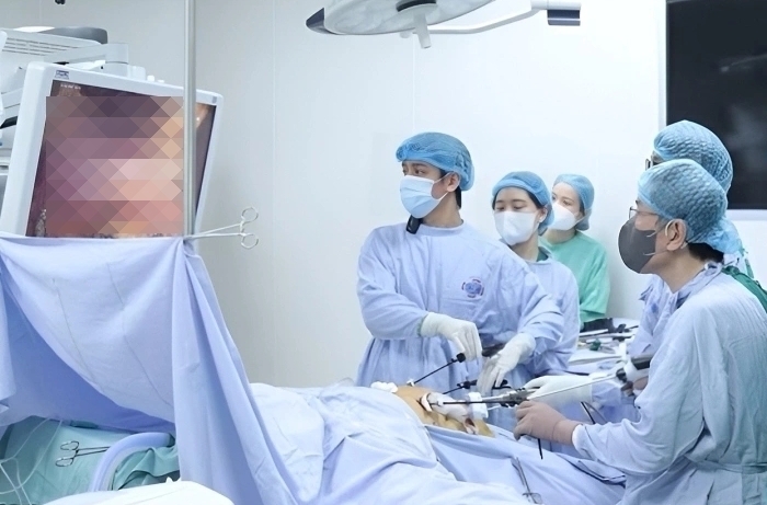 Bác sĩ Nam trong một ca phẫu thuật cho bệnh nhân ung thư. (Ảnh: BSCC)