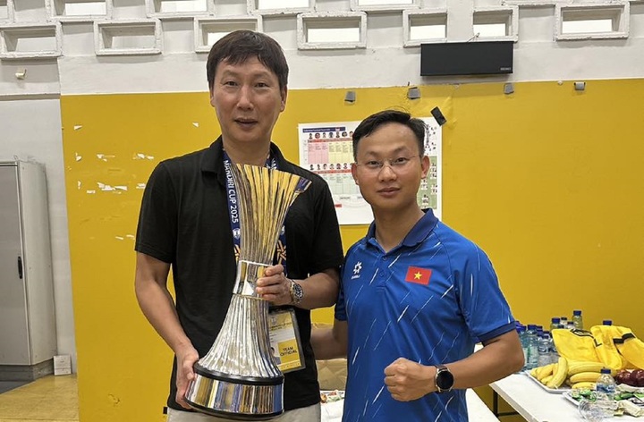 Bác sỹ Nguyễn Trường An (bên phải) và huấn luyện viên Kim Sang-sik