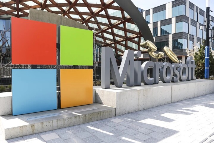 Biển hiệu và logo của Microsoft được chụp tại trụ sở chính của công ty. (Nguồn: Getty Images)