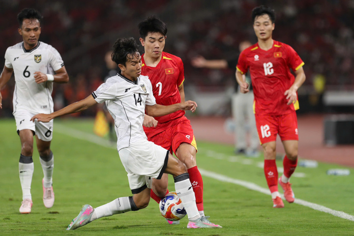 U23 Indonesia (áo trắng) thua U23 Việt Nam ở chung kết U23 Đông Nam Á 2025.