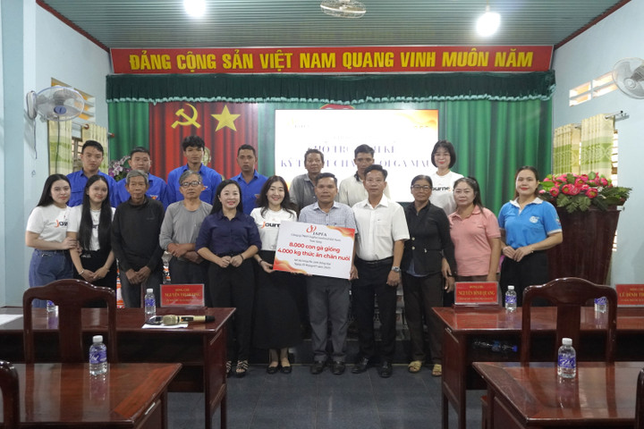 Japfa Việt Nam phối hợp với Ủy ban Mặt trận Tổ quốc Việt Nam xã Long Hà (tỉnh Đồng Nai) trao tặng gà giống và cám cho nông dân trên địa bàn.