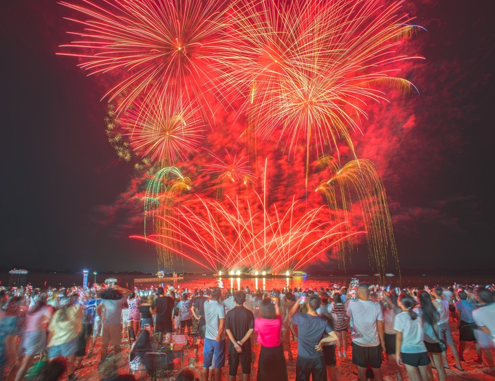 Tourists enjoy watching fireworks at Bai Chay, Quang Ninh.