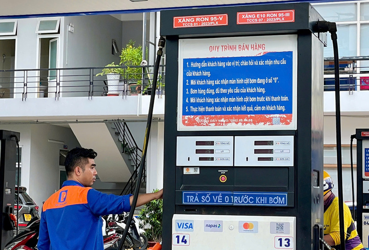 Nhiều cửa hàng xăng dầu thuộc Petrolimex tại TP.HCM đã bán xăng E10 trước ngày 1/8.