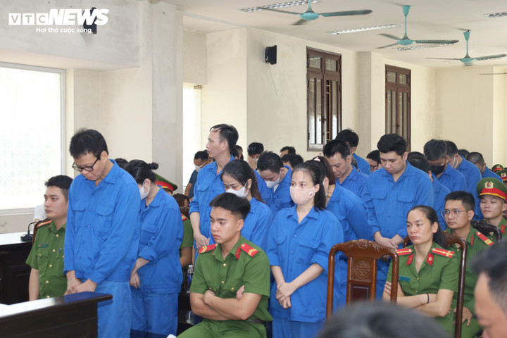 Đồng Xuân Thụ, cựu Tổng biên tập Tạp chí Môi trường và Đô thị Việt Nam cùng 43 bị cáo nghe HĐXX tuyên án.