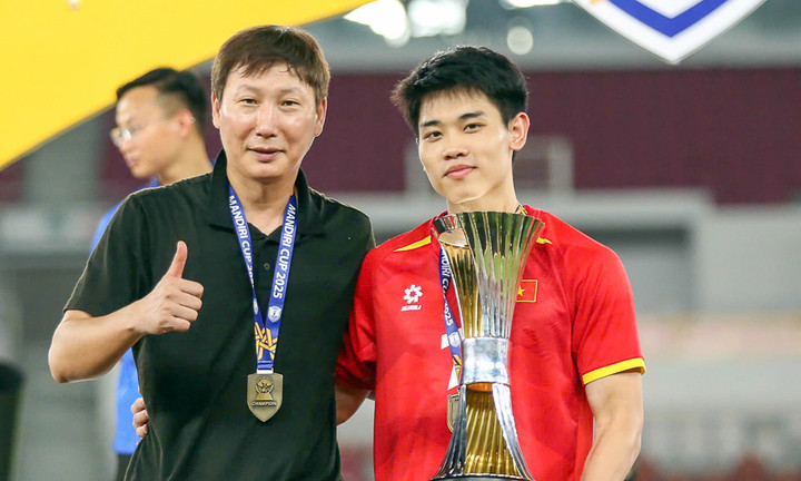 HLV Kim Sang-sik và Nguyễn Đình Bắc