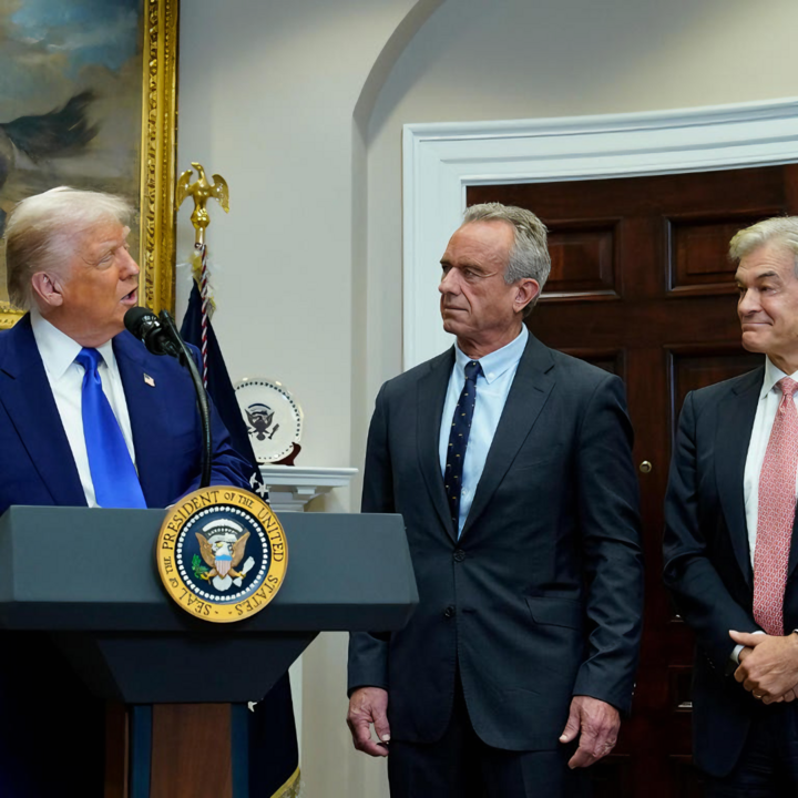 Tổng thống Trump RFK Jr và bác sĩ Mehmet Oz tại sự kiện. (Nguồn: Bloomberg)