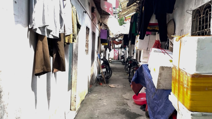 Nhiều khu nhà trọ đã cũ, không đảm bảo đủ hạ tầng để sạc cùng lúc nhiều xe điện. (Ảnh: Thanh Trà)