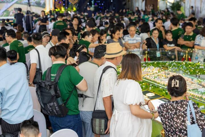 Sự kiện ra mắt dự án Vinhomes Golden City và giới thiệu phân khu Mặt Trời vừa qua đã thu hút hàng nghìn nhà đầu tư.