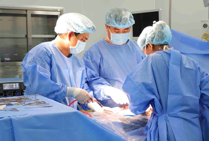 Ê kíp bác sĩ bóc tách khối u một cách cẩn trọng, kiểm soát chảy máu và bảo tồn tối đa mô buồng trứng lành cho bệnh nhi. (Ảnh: BVCC)