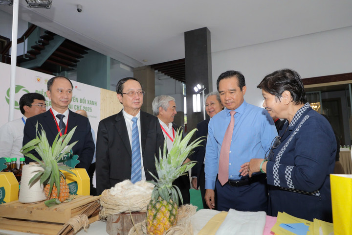 Phó Trưởng ban Tuyên giáo và Dân vận Trung ương Huỳnh Thành Đạt và Chủ tịch UBND TP.HCM Nguyễn Văn Được chia sẻ với các doanh nghiệp tiên phong sản xuất sản phẩm xanh.