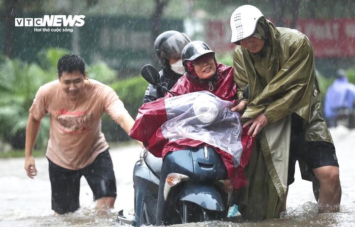 Dự báo thời tiết 10 ngày tới, miền Bắc nhiều ngày hứng mưa, tập trung chủ yếu vào chiều tối, đêm. (Ảnh minh hoạ: Khổng Chí)