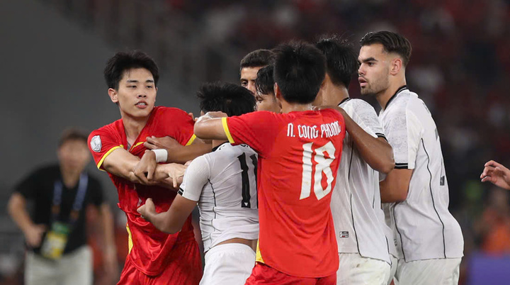 CĐV Indonesia mất bình tĩnh vì đội nhà thua Việt Nam.