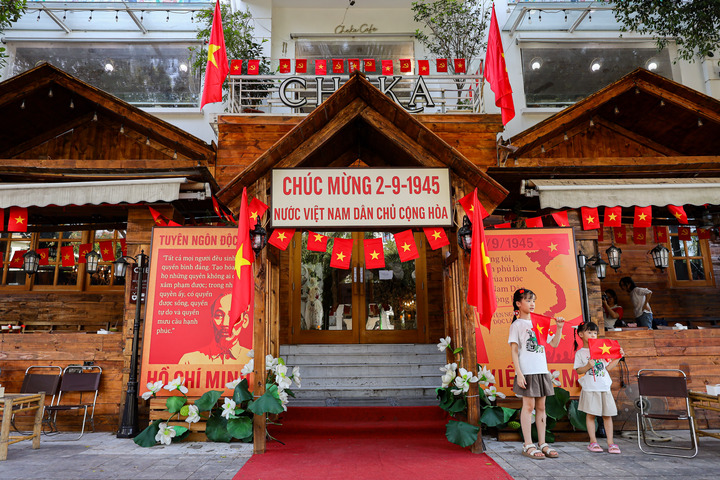 Quán cà phê Hà Nội rực sắc cờ đỏ sao vàng chào mừng 80 năm Quốc khánh 2/9