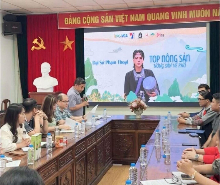 Hình ảnh Tiktoker được giới thiệu là đại sứ nông sản khiến nhiều đại biểu, doanh nghiệp bất bình.
