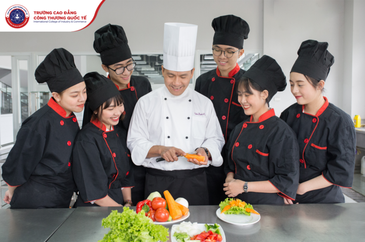 Bên cạnh là phòng thực hành bếp Á - Âu của sinh viên ngành Du lịch - Khách sạn tại ICC không chỉ rộng rãi, sạch sẽ mà còn chuyên nghiệp như một không gian bếp của nhà hàng cao cấp.