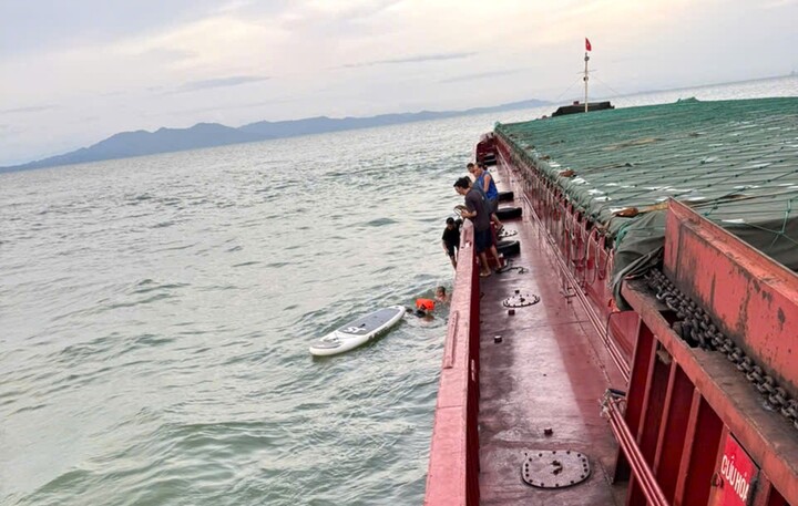 Khoảnh khắc anh Tùng và bé Phương Anh được cứu trên biển