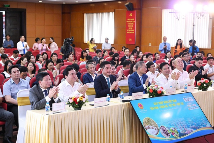 Các đại biểu dự lễ công bố Báo cáo Xuất nhập khẩu Việt Nam năm 2024.