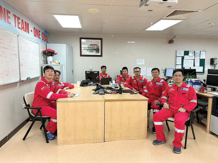 Đảng viên trên giàn Hải Thạch học tập Nghị quyết của Trung ương theo hình thức trực tuyến.