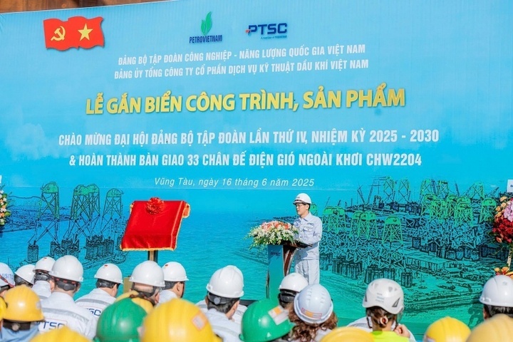 Lễ gắn biển công trình, sản phẩm "Hoàn thành bàn giao 33 chân đế điện gió ngoài khơi CHW2204": Đây là dự án có ý nghĩa đặc biệt quan trọng, lần đầu tiên một doanh nghiệp Việt Nam thắng thầu và chế tạo chân đế điện gió quy mô lớn để xuất khẩu ra thế giới.