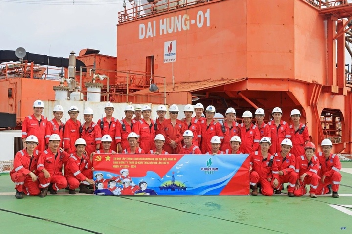 Người lao động Petrovietnam thi đua lập thành tích chào mừng Đại hội Đảng bộ các cấp trên các công trình trọng điểm.