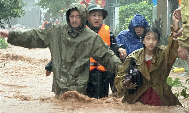 Lực lượng chức năng đưa người dân ra khỏi vùng nguy hiểm tại xã Na Son, tỉnh Điện Biên.
