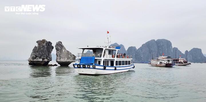 Bên cạnh việc thông tin nhanh thời tiết khu vực, việc giám sát định vị 24/7 các tàu du lịch cũng được đặc biệt quan tâm.