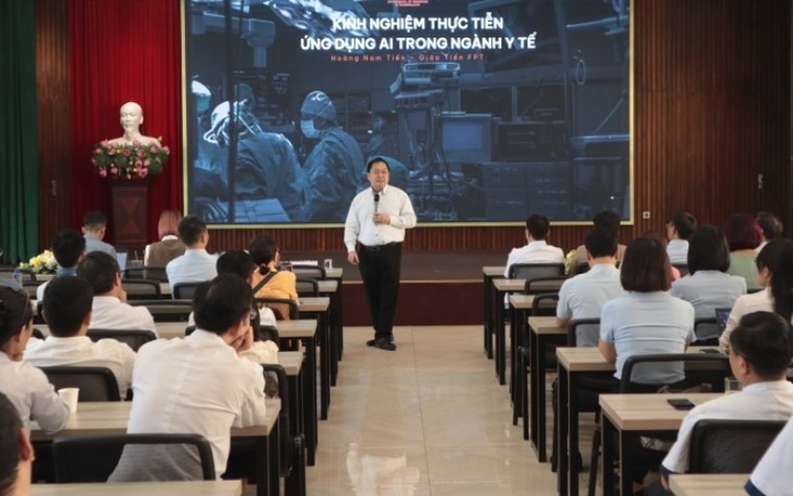 Buổi đứng lớp của ông Hoàng Nam Tiến. (Ảnh: BVCC)