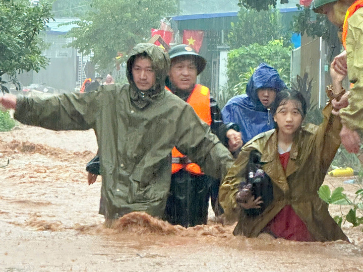 Lực lượng chức năng tỉnh Điện Biên đưa người dân ra khỏi vùng nguy hiểm. (Ảnh: Đ.X.)