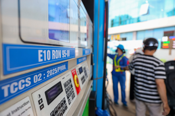 Ngày đầu bán xăng E10 tại Hà Nội: Khách hàng sẵn sàng mua để bảo vệ môi trường