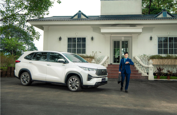 Mẫu xe hybrid bán chạy nhất thị trường gọi tên Innova Cross Hybrid.