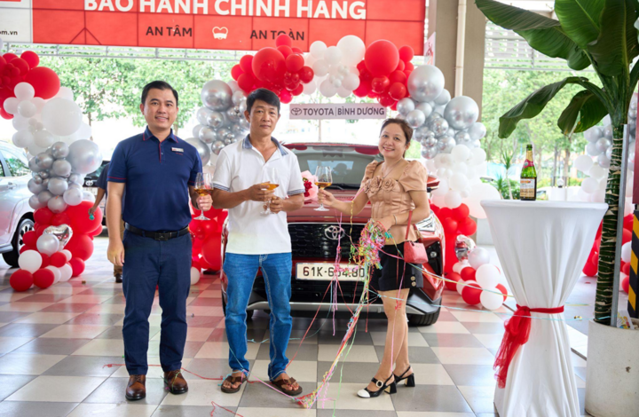 Nhiều khách hàng nhận xe mới trong dịp đại lý Toyota tổ chức sự kiện mừng triệu xe lăn bánh.