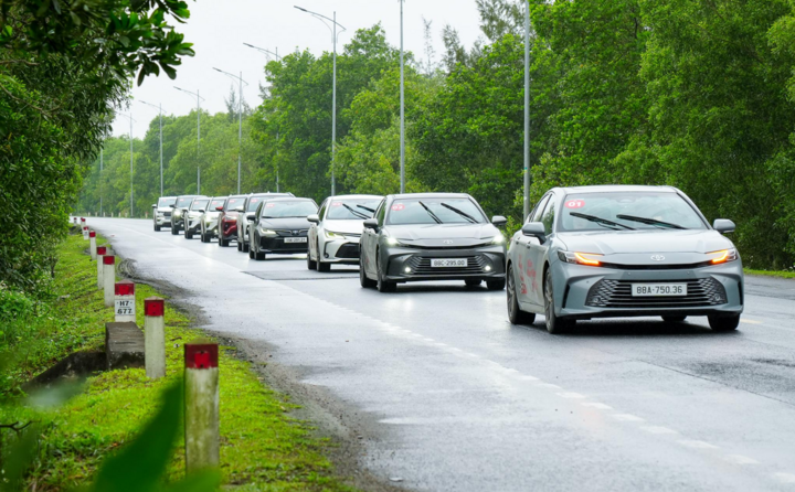 Toyota Hybrid là giải pháp di chuyển xanh ngày càng được khách Việt ưa chuộng.