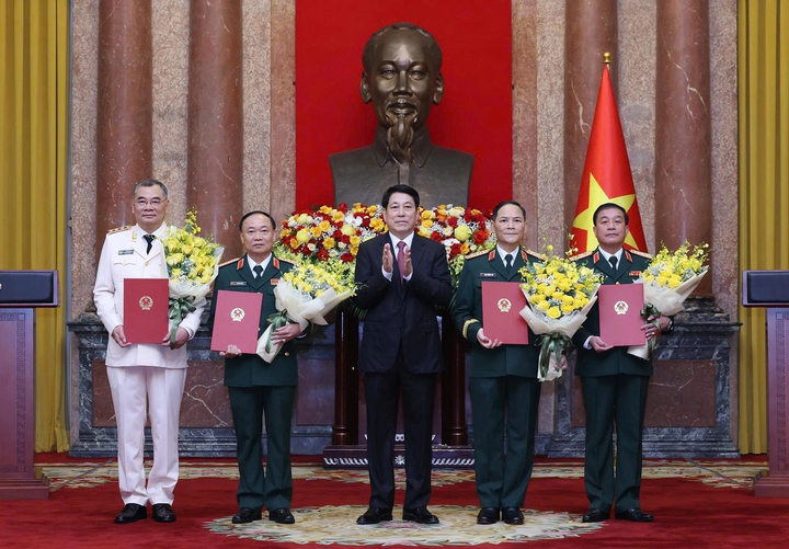 Bốn sĩ quan cấp cao Quân đội và Công an được thăng quân hàm, cấp bậc hàm từ Trung tướng lên Thượng tướng. (Ảnh: TTXVN)