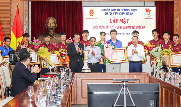 U23 Việt Nam nhận bằng khen và 500 triệu đồng tiền thưởng.