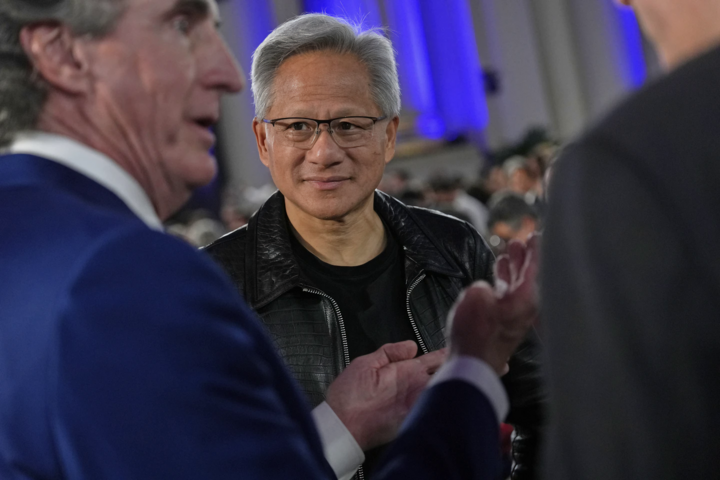 Nvidia CEO Jensen Huang và Bộ trưởng Nội vụ Mỹ Doug Burgum bên lề một hội nghị thượng đỉnh về AI vào tháng 7/2025 tại Mỹ. (Nguồn: AP)