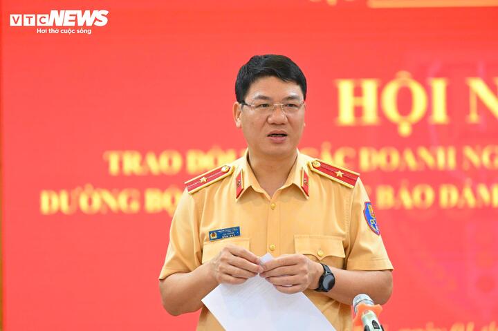 Thiếu tướng Đỗ Thanh Bình, Cục trưởng Cục CSGT trao đổi với các doanh nghiệp tại hội nghị.