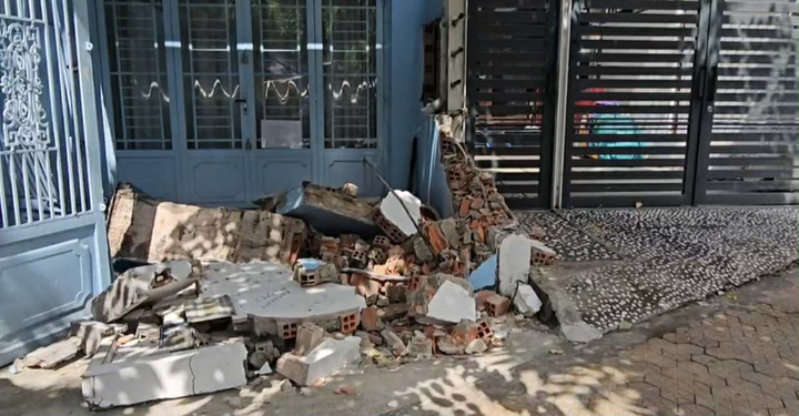 Cổng và tưởng nhà dân bị đâm.