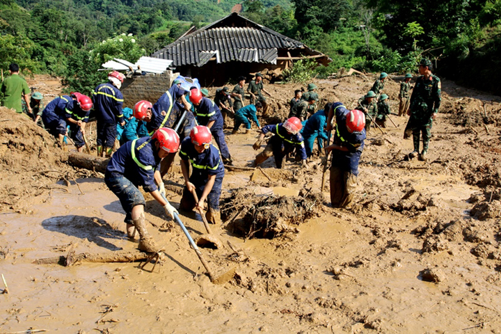 Lực lượng chức năng tích cực tìm kiếm các nạn nhân mất tích. (Ảnh: Dienbien.gov.vn)